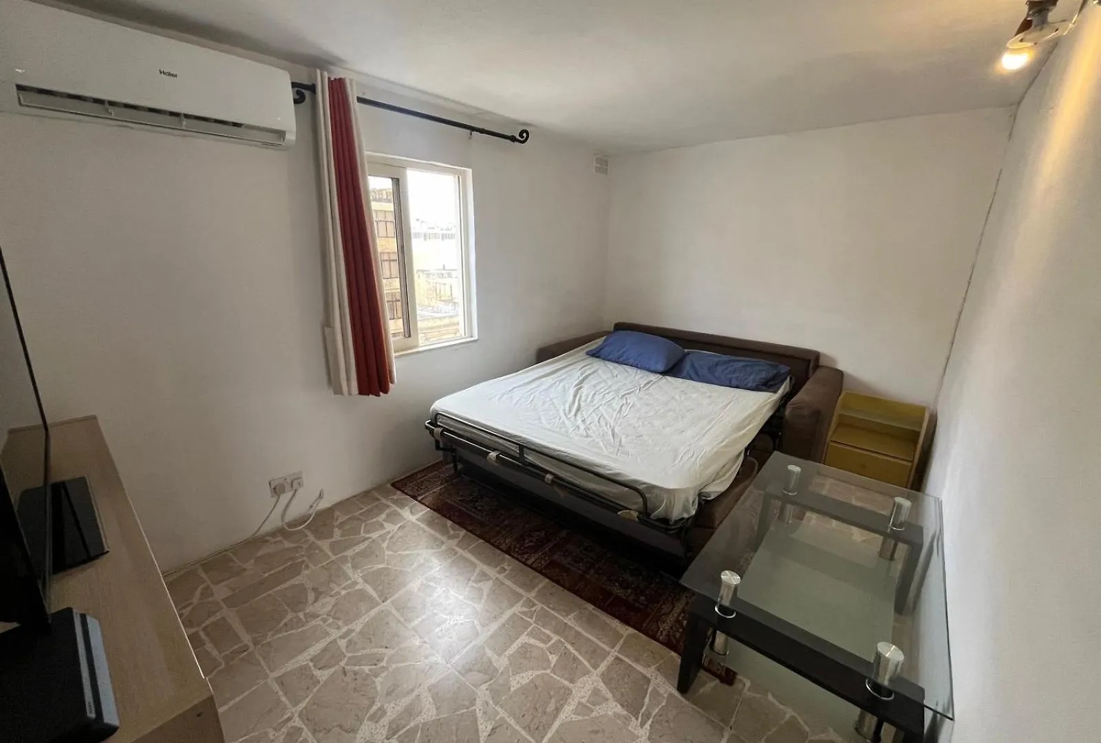 Sliema Small Bedroom contacts